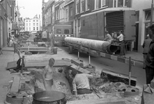 810917 Afbeelding van de aanleg van de stadsverwarming in de Lange Smeestraat te Utrecht.